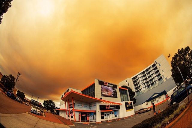 digiDirect_AU's tweet photo. Our Cannington (Perth) store under a fire red sky! Taken by the talented @soulgazingphotography.
#cannington #perth #sky #clouds #fire #red #sunset #dramatic #fisheye #wideangle #digidirect #australia #storm https://t.co/SlecN6oiYl https://t.co/FE0YtT0kyt