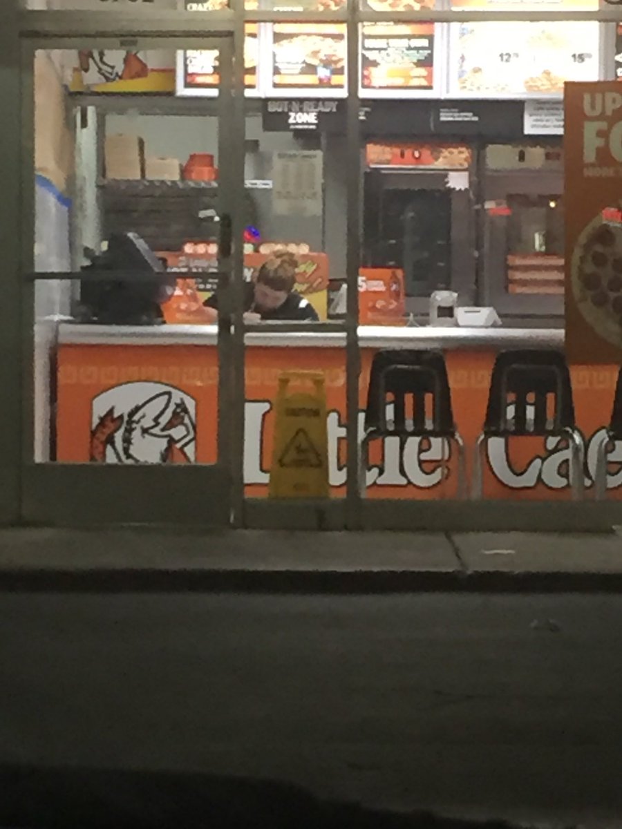 amanderle426's tweet photo. @littlecaesars your OB store wouldn’t answer calls. Drove past &amp; saw employee ignoring 📞 &amp; doing homework instead. Ordered @dominos since they answer the 📞 https://t.co/Q1xUF63n4E