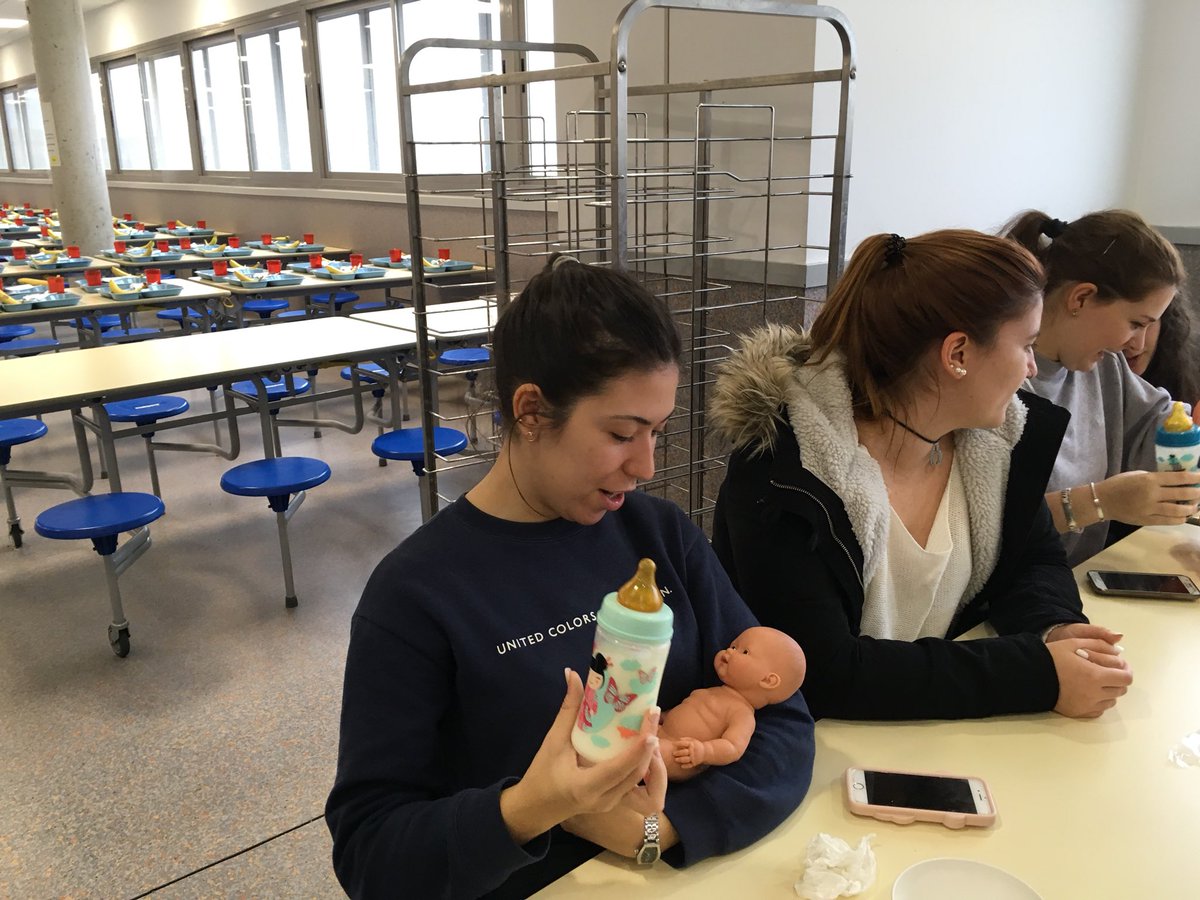 krolain09's tweet photo. Nueva práctica, en este caso alimentación y nutrición. Estos chicos marcan estilo. #comomolafp @ValledelMiro #lospajaritosdeodette https://t.co/va8hIErofC