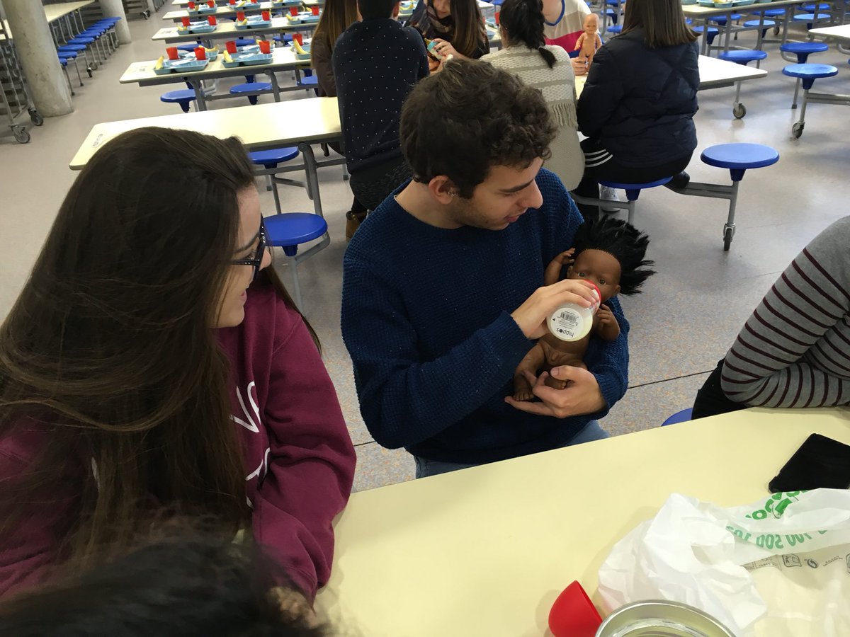 krolain09's tweet photo. Nueva práctica, en este caso alimentación y nutrición. Estos chicos marcan estilo. #comomolafp @ValledelMiro #lospajaritosdeodette https://t.co/va8hIErofC