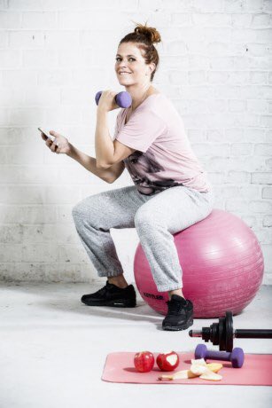 EstherVanAnubis's tweet photo. Goeiemorgen! Effe door Twitter scrollen terwijl ik m’n dagelijkse work-out doe. https://t.co/KZzBByrTLR