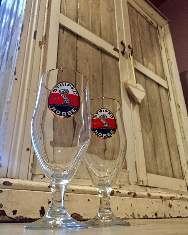 DaveStarley's tweet photo. I really ❤️ this pic! .
#FindYourStripes @stripedhorseza .
#glass #glassware #emptyglass #filltheglass #stripedhorsebeer #craftbeer #craftbeersnob #beersnob #beerstagram #craftbeerstagram #iamstarley #ifeernobeer #starley #starleys #rusticcupboard #r… https://t.co/40pvGm8gV8 https://t.co/aAejoqPgFz