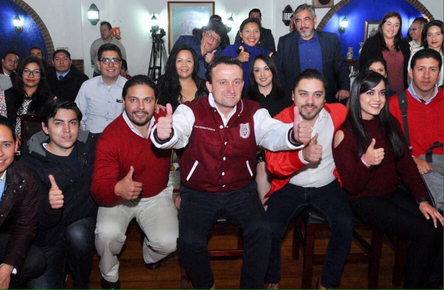 VLVN's tweet photo. Sinónimo de experiencia y ejemplo de perseverancia, nos une el espíritu universitario, sin duda @arriolamikel es quien debe gobernar la #CDMX un orgullo sentirte cercano y comprometido con los jóvenes. https://t.co/c0QGi3l7Jq