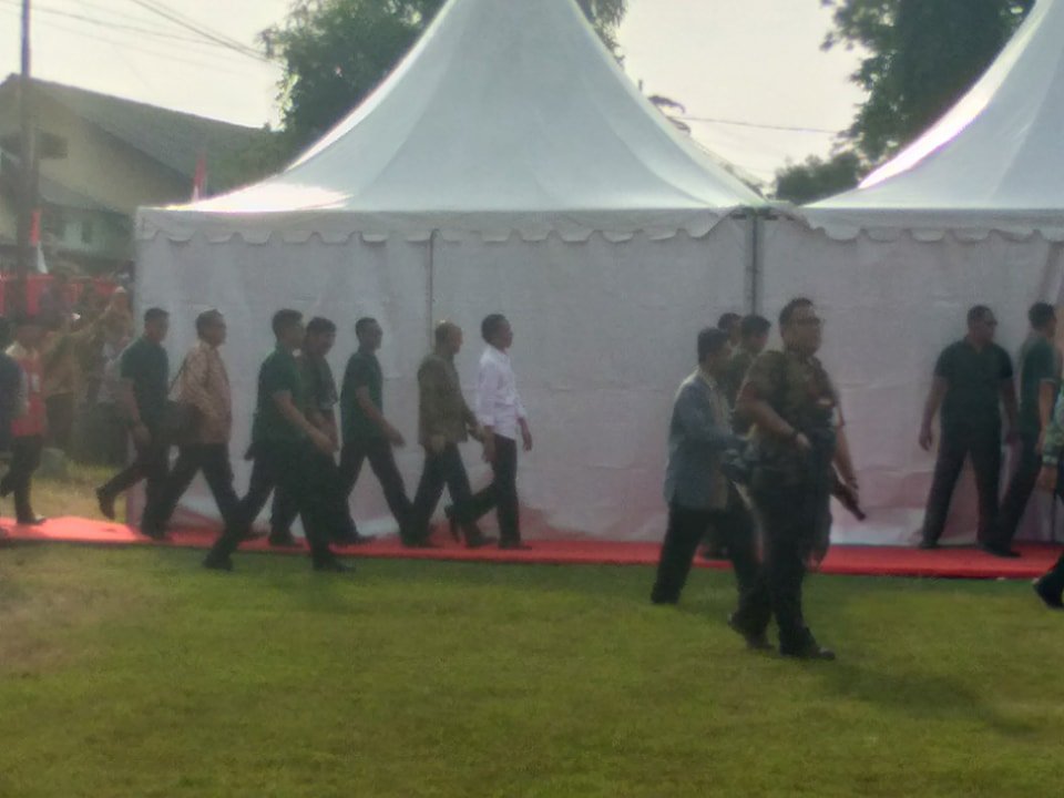 desablendung's tweet photo. Penyerahan Sertifikat Tanah Warga Desa Blendung sebanyak 200 orang dari bapak Presiden RI Senin 15 Januari 2018  di Slawi tegal https://t.co/MRjbbAmA69