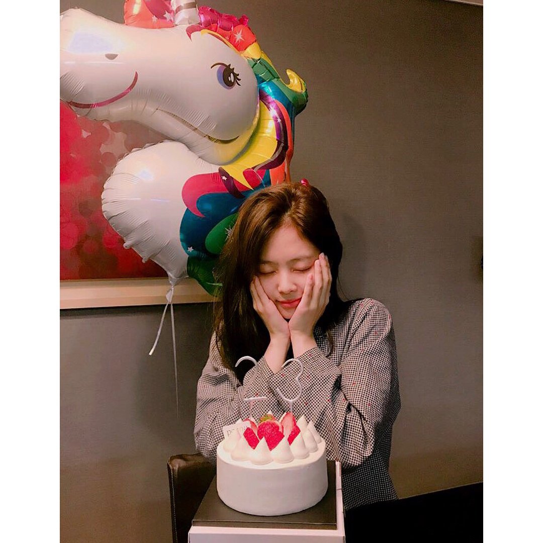 BLACKPINKCNTRAL's tweet photo. #BLACKPINK #BLINK #JENNIE #JENDEUKIE #BDAYTODAY #JENDEUKIEDAY #THANKYOU #ILOVEYOUALL #오늘은 #해피 #젠득 #데이 #고마워요 #블링크 #멤버들도고마워요 https://t.co/Rqw5AejMkz