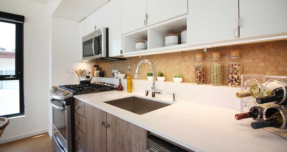 The_Habitus's tweet photo. Habitus Cork Mosaic Tile Backsplash in this beautiful kitchen designed by Koning Eizenberg. See more at https://t.co/ngYc0i0Lce. #cork #corkmosaic #kitchendesign #backsplash #mosaictile #natural #vegan #unique #architecture #interiordesign https://t.co/nZQeFT1lpF