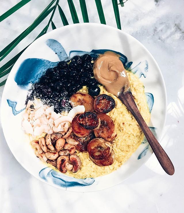 Golden Latte Oats ✨🍌🔥 with caramelized bananas, maple syrup glazed blueberries, coconut toasted cashews and a spoon of creamy ol' nut butter. 🤤 Mondays are always super busy for me, so this breakfast treat keeps me energized and so satisfied for 3-5 hours to get loads of…