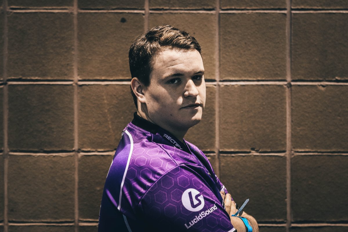 RectifyEsports's tweet photo. Here is @HEROxRayBands showing off these sweet jerseys!

#FearTheSting 
#RectifyCOD 

@LucidSoundAudio @mixtenrgy @TechniSport @meta_threads @siqueirosdavid @NJOYover9K https://t.co/tTu477s5no