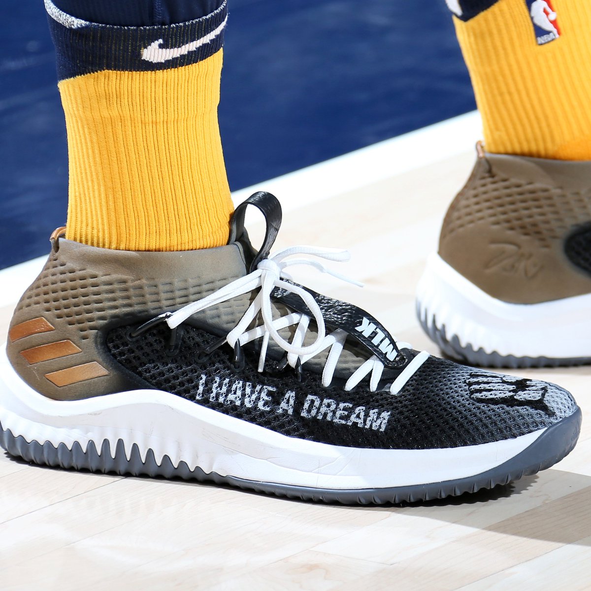dame 4 yellow