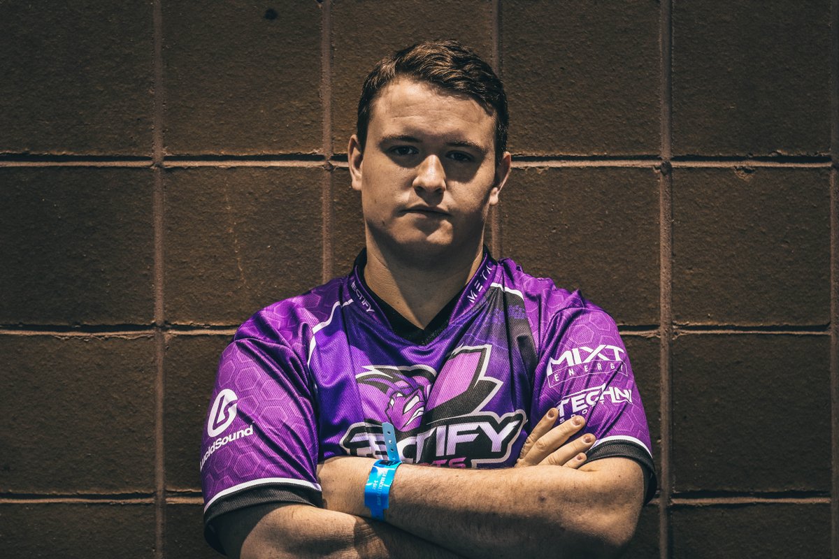 RectifyEsports's tweet photo. Here is @HEROxRayBands showing off these sweet jerseys!

#FearTheSting 
#RectifyCOD 

@LucidSoundAudio @mixtenrgy @TechniSport @meta_threads @siqueirosdavid @NJOYover9K https://t.co/tTu477s5no