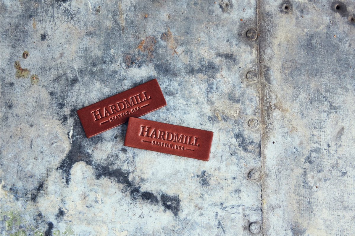 amazonhandmade's tweet photo. There are leather goods… and then there are leather greats. 

Meet the #Makers behind @hardmillUSA's rugged line of handsome waxed canvas + leather knife rolls, work aprons, lunch totes, and more: https://t.co/SByBRnqtMH #AmazonHandmade https://t.co/9uNemVb3CP