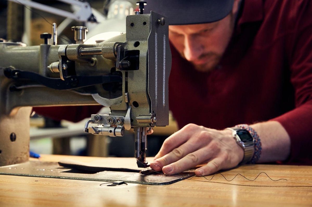 amazonhandmade's tweet photo. There are leather goods… and then there are leather greats. 

Meet the #Makers behind @hardmillUSA's rugged line of handsome waxed canvas + leather knife rolls, work aprons, lunch totes, and more: https://t.co/SByBRnqtMH #AmazonHandmade https://t.co/9uNemVb3CP
