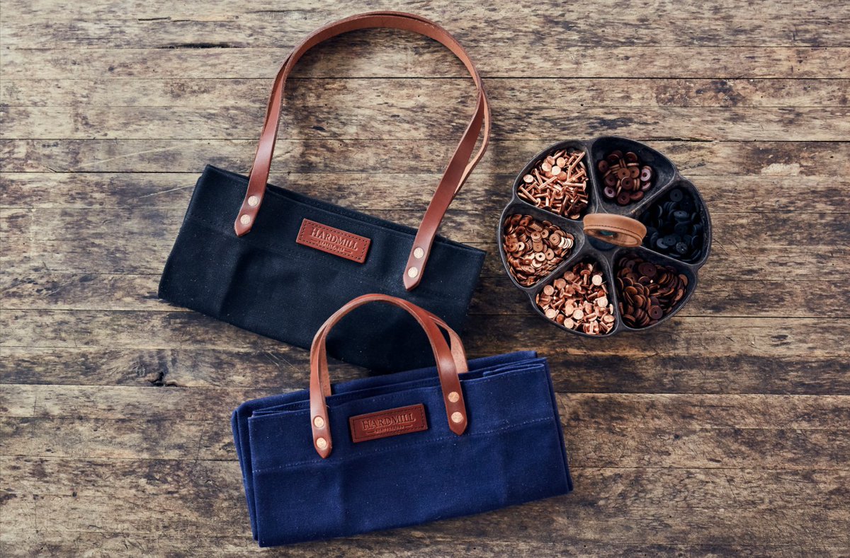 amazonhandmade's tweet photo. There are leather goods… and then there are leather greats. 

Meet the #Makers behind @hardmillUSA's rugged line of handsome waxed canvas + leather knife rolls, work aprons, lunch totes, and more: https://t.co/SByBRnqtMH #AmazonHandmade https://t.co/9uNemVb3CP