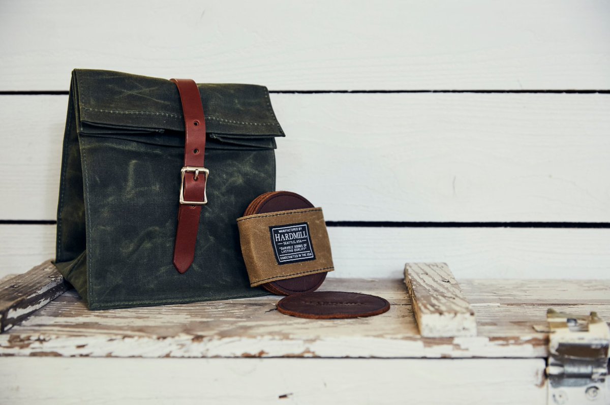 amazonhandmade's tweet photo. There are leather goods… and then there are leather greats. 

Meet the #Makers behind @hardmillUSA's rugged line of handsome waxed canvas + leather knife rolls, work aprons, lunch totes, and more: https://t.co/SByBRnqtMH #AmazonHandmade https://t.co/9uNemVb3CP