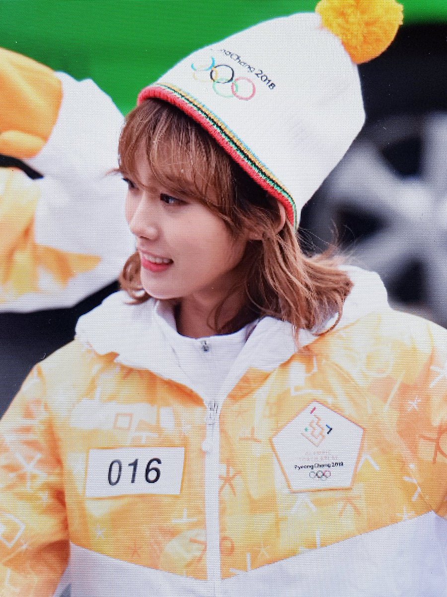 _Sostenuto's tweet photo. 180116 성화봉송 프리뷰
#우주소녀 #루다 
#WJSN #LUDA 
@WJSN_Cosmic

당신이 "평창"입니다 https://t.co/CaIYCMSoMW