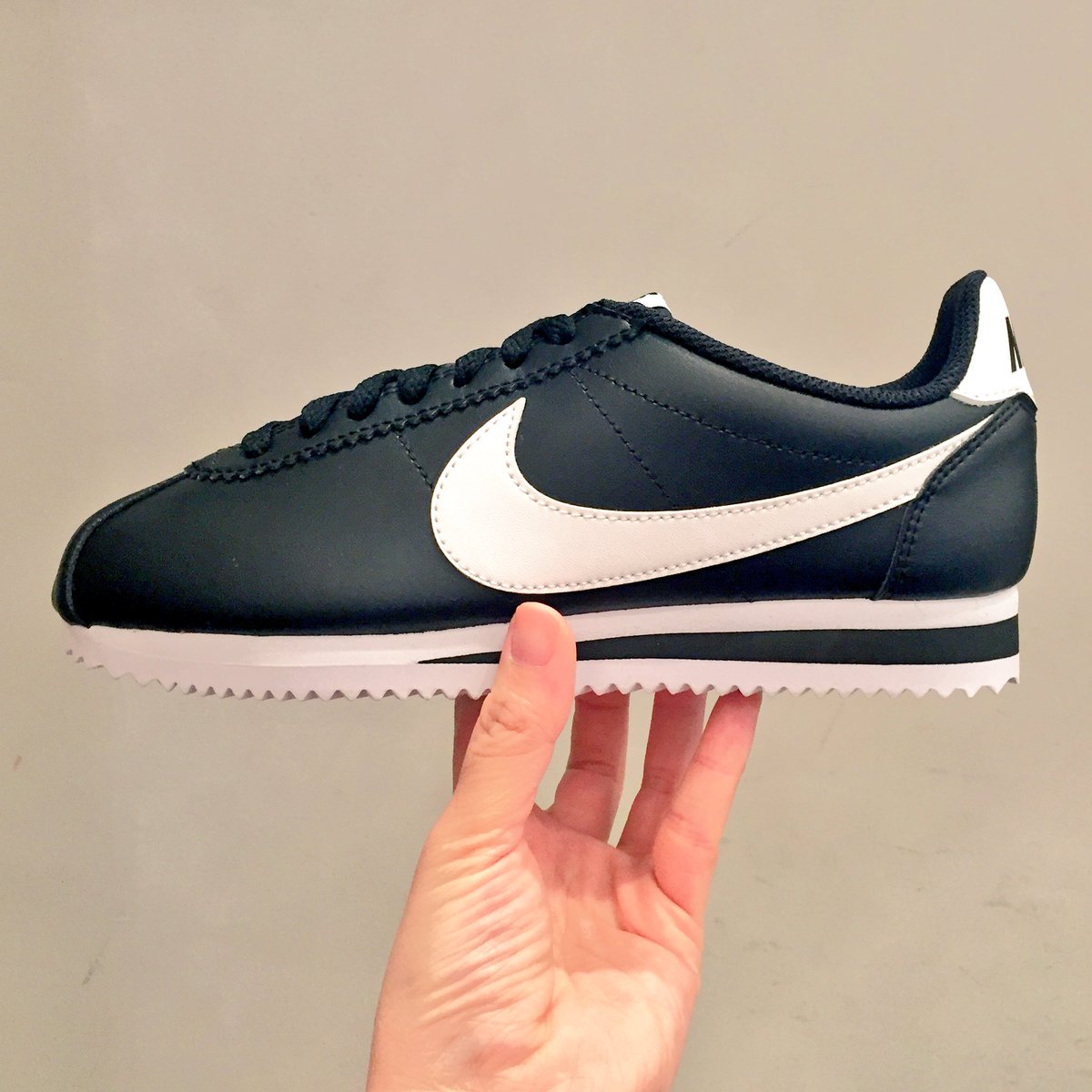 BY_KUMAMOTO's tweet photo. 【WOMENS】〈NIKE〉人気モデルのLEATER CORTEZが入荷致しました。コーディネートを選ばず、合わせやすいすっきり目の形です。
¥10,000(+税)
#BYITEMSW https://t.co/1xsXgtsZDu
