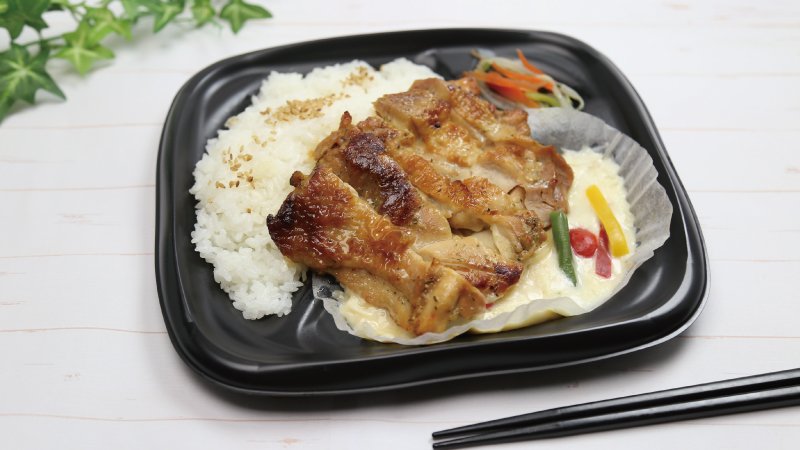 threef3f's tweet photo. 今日のランチにお肉がど～んっとのった「 #グリルチキンのホワイトソース弁当 」はいかが。和風に仕上げたホワイトソースと一緒にお召し上がりください♪ #新発売  #お弁当  #ランチ https://t.co/J7b8f9FhMl