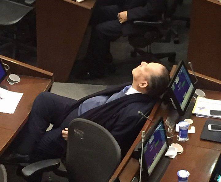 1800555iLLA's tweet photo. Para los que no leen noticias, Roberto Gerlein se retira del congreso tras 44 años de estar durmiendo en ese puesto. https://t.co/N2a2oEeUww