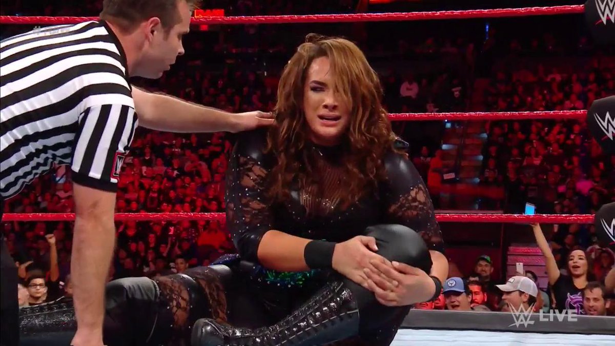 wweespanol's tweet photo. La rodilla le juega una mala pasada a @NiaJaxWWE y @WWEAsuka sale con la victoria en #RAW! #WWExFOX https://t.co/bqWarzt1tM