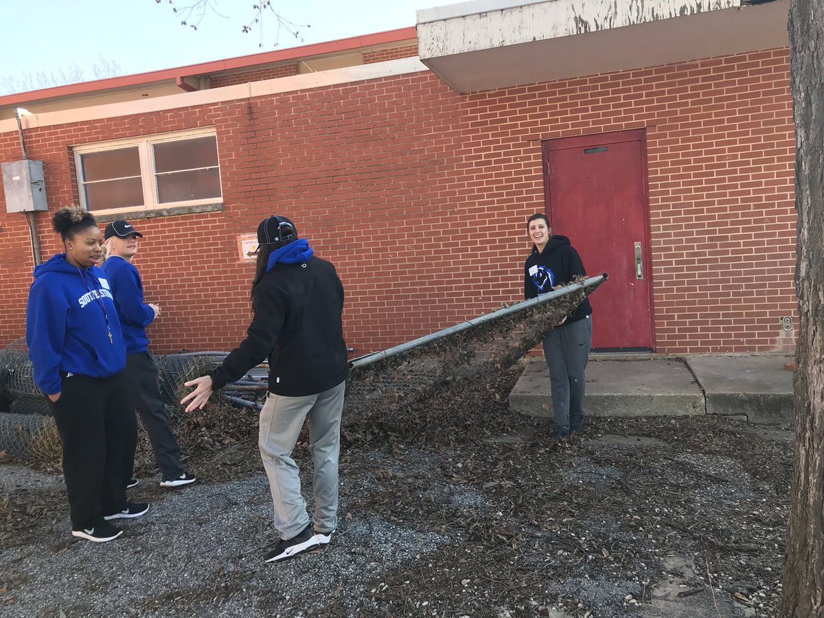 SavageStormWBB's tweet photo. #SEwbb loved lending a helping hand at the Boys and Girls Club today for MLK day of service! #commUNITY https://t.co/UqYQK3BZ8b