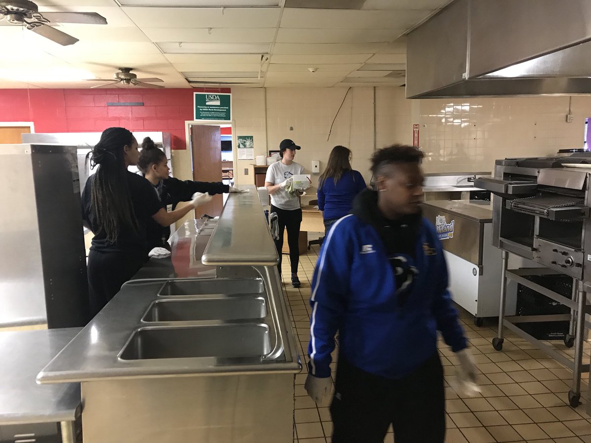 SavageStormWBB's tweet photo. #SEwbb loved lending a helping hand at the Boys and Girls Club today for MLK day of service! #commUNITY https://t.co/UqYQK3BZ8b