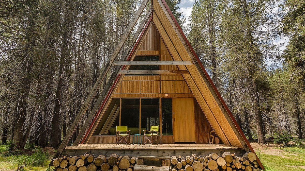 themanualguide's tweet photo. If a stunning A-frame cabin built near #Yosemite National Park doesn't tickle your fancy, we don't know what will. 
https://t.co/C31X9RMoKh https://t.co/0bSDDCSFLw