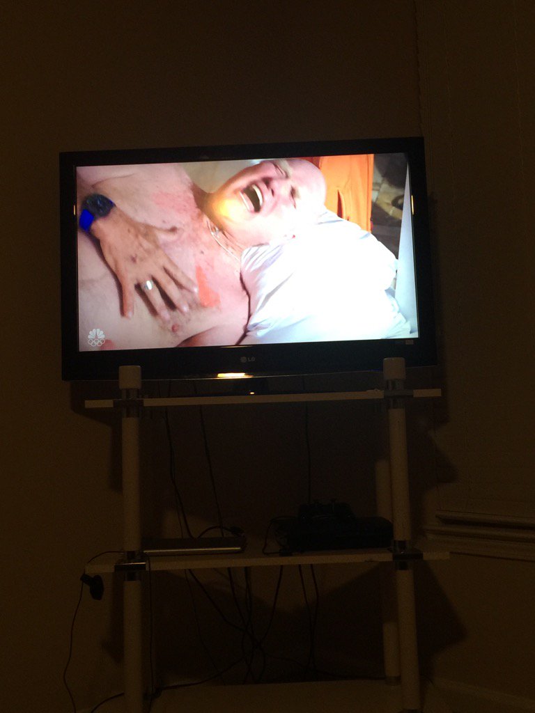 chinabtt's tweet photo. Love this show! Bradshaw getting waxed!!! #BetterLateThanNever #womancave #sofalife #metime #relaxing #brainoff #rib https://t.co/kEewZHk1kx