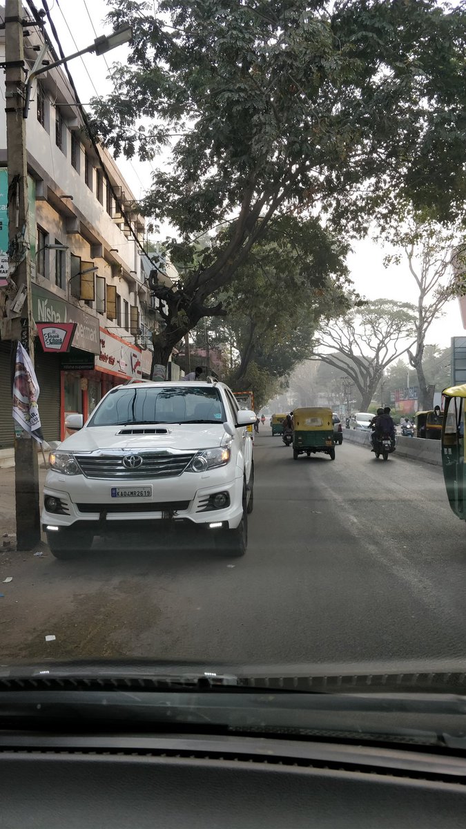 Reddy_UT's tweet photo. Bengaluru traffic police this has become a habit among citizens to violate and cause risk to other motorists. Please take action here @blrcitytraffic @BlrCityPolice #thisneedstostop https://t.co/3bfhQtlftu