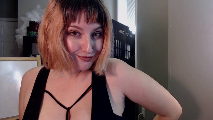 Btw the thing was a NEW HAIR CUT YAAAAY!! <3 https://t.co/mp8SXniXfZ https://t.co/Y8Xk5fVmGR