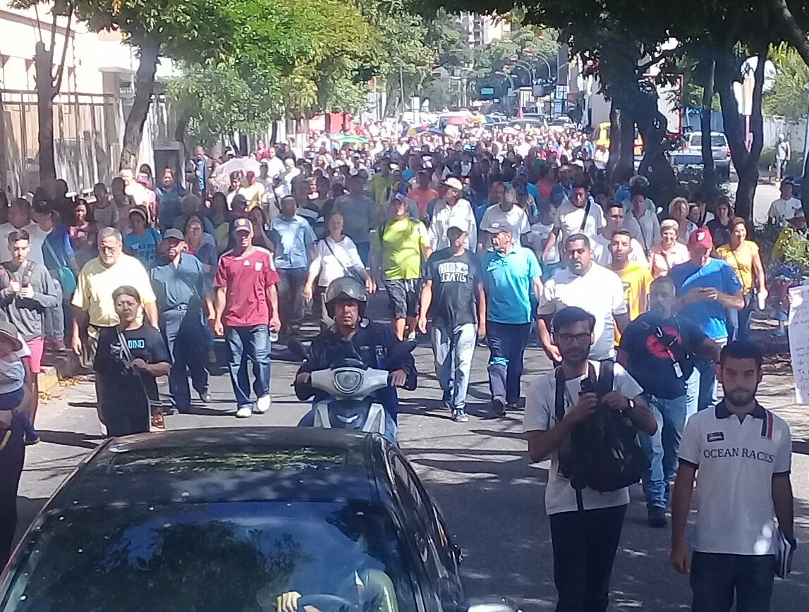 MINAS_vzla's tweet photo. Marcha ciudadana del día de hoy 15E a la sede principal de Empresas Polar en Los Cortijos. #LorenzoAsumeElReto https://t.co/1VzRf9NTsA