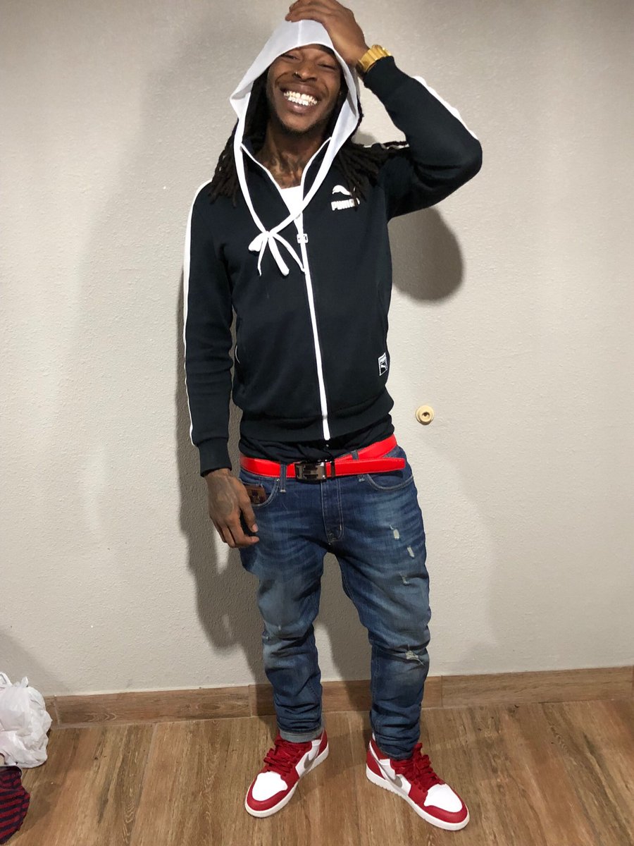 ToryPorter108's tweet photo. To gangsta to let yal sleep on me I run in they house and take the pillow!!😤😤🦍🦍 https://t.co/E9QlEf7Ur8