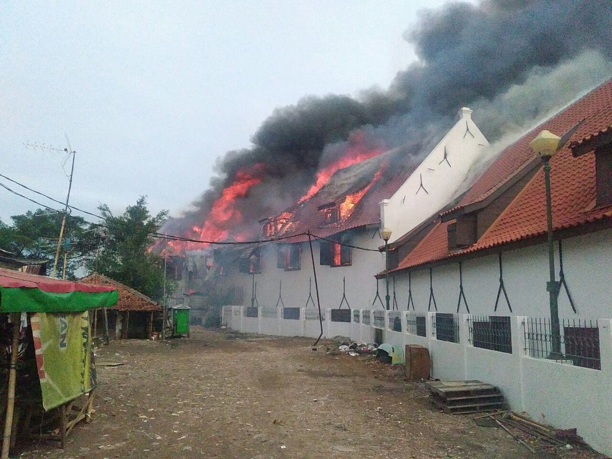 SeputariNews's tweet photo. BREAKING NEWS! Museum Bahari, Jakarta Utara, terbakar. Saksikan Live Streamingnya disini ---> https://t.co/tRLvWfi4Kl https://t.co/nF0urE0VQx