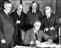 POTUSfdr19333's tweet photo. The Selective Service Act will help enlarge the US military in case a military draft is needed. #SelectiveService #NuetralityAct #1940 https://t.co/0tVC8KyWvm