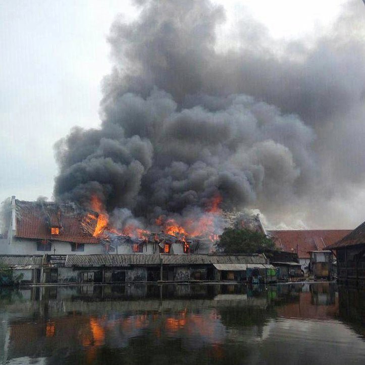 adriansyahyasin's tweet photo. Museum Bahari :(

Nampaknya fire safety untuk gedung-gedung bersejarah seperti ini harus terus ditingkatkan; sedih melihat belum lama kompleks gedung ini dipugar kembali. Semoga Pemprov DKI bisa dengan sigap kembali mengembalikan gedung ini ke kondisi yang jaya dan prima. https://t.co/ICNbiy3ke4