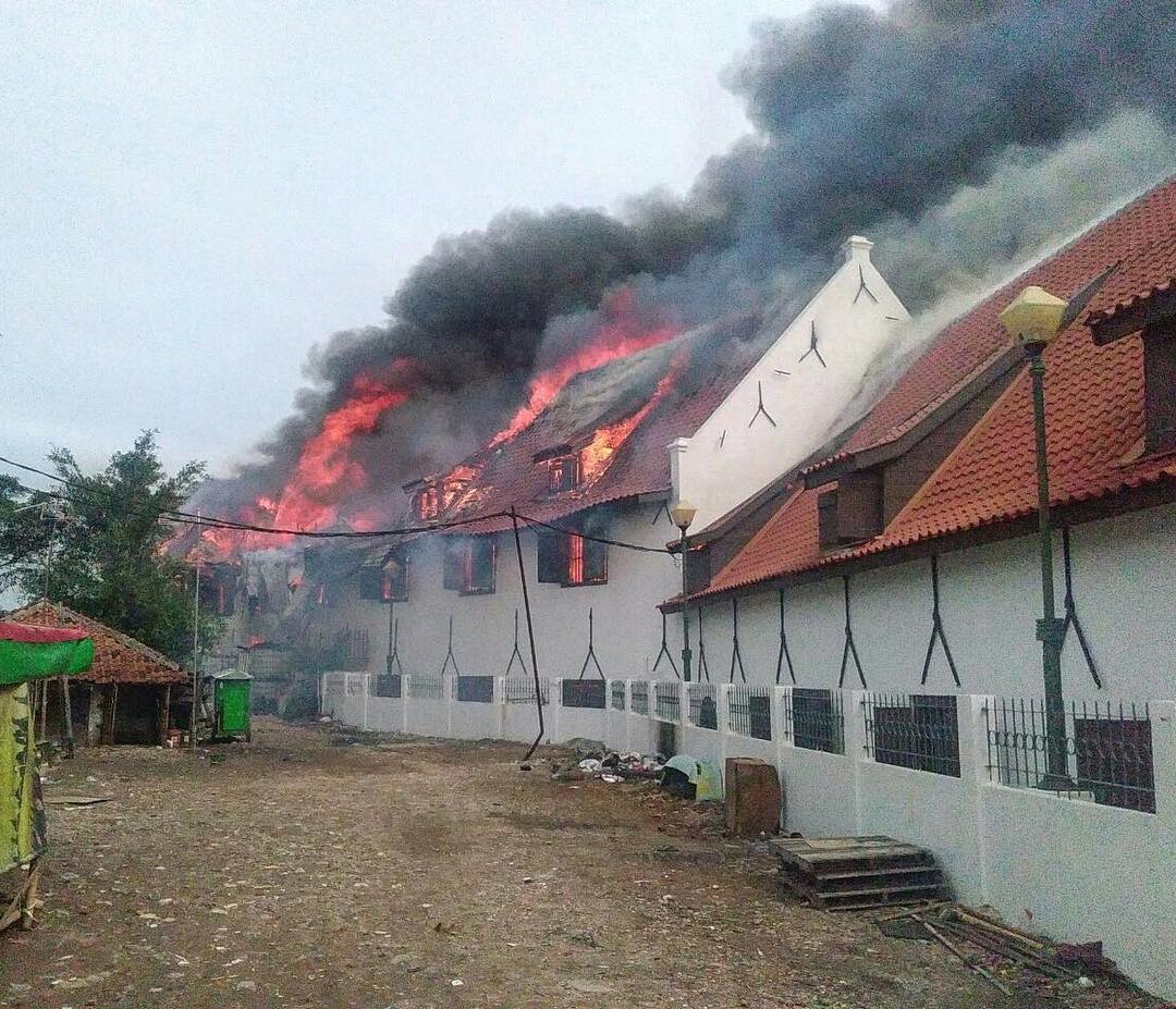 adriansyahyasin's tweet photo. Museum Bahari :(

Nampaknya fire safety untuk gedung-gedung bersejarah seperti ini harus terus ditingkatkan; sedih melihat belum lama kompleks gedung ini dipugar kembali. Semoga Pemprov DKI bisa dengan sigap kembali mengembalikan gedung ini ke kondisi yang jaya dan prima. https://t.co/ICNbiy3ke4