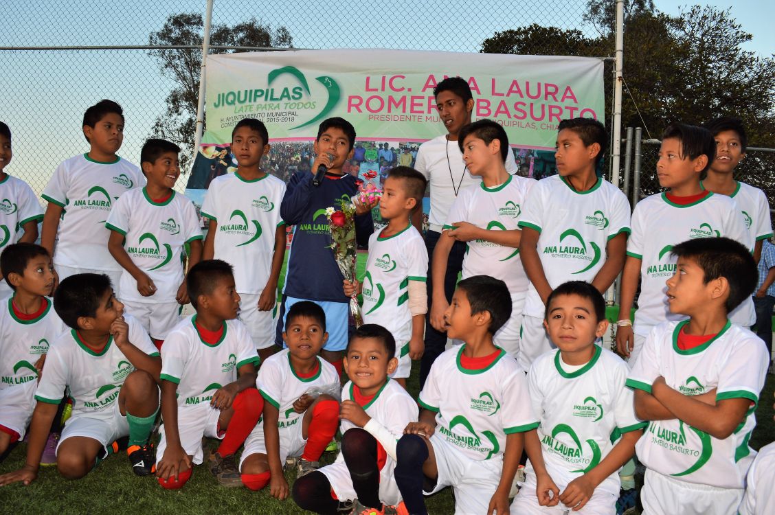 Cintalapanecos's tweet photo. Entrega Ana Laura Romero Basurto uniformes a equipo de futbol infantil en Jiquipilas https://t.co/2CYl17jy7q https://t.co/ae8VQQMc3K