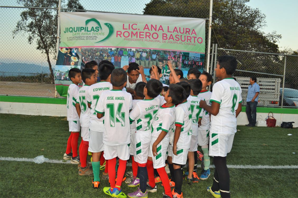 Cintalapanecos's tweet photo. Entrega Ana Laura Romero Basurto uniformes a equipo de futbol infantil en Jiquipilas https://t.co/2CYl17jy7q https://t.co/ae8VQQMc3K