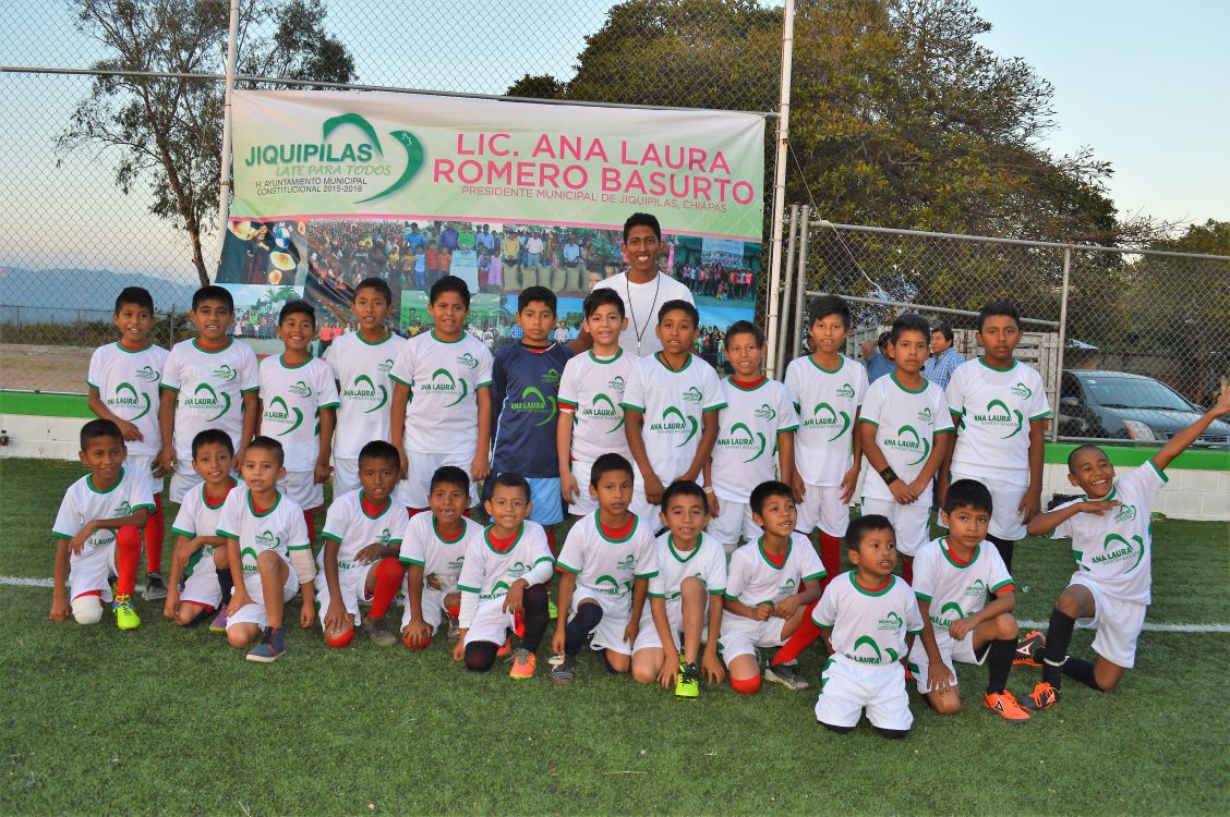 Cintalapanecos's tweet photo. Entrega Ana Laura Romero Basurto uniformes a equipo de futbol infantil en Jiquipilas https://t.co/2CYl17jy7q https://t.co/ae8VQQMc3K