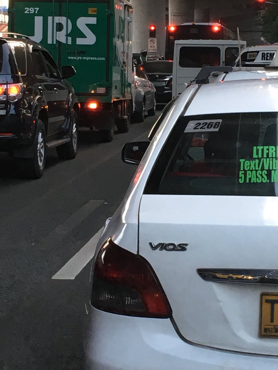 fhatz_g's tweet photo. @MMDA hi, pwede po magrequest ng bantay sa stoplight ng tramo, pasay city. Marami pong pasaway na kakaliwa pala pero hinaharangan yung outermost lane causing traffic. https://t.co/0OcxJzTL30