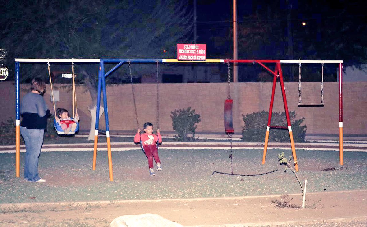 MaloroAcosta's tweet photo. La recuperación de espacios públicos para nuestros hijos es fundamental en la prevención del delito; por eso iluminamos el Parque de la Col. Buenavista en donde a partir de hoy podrán disfrutar de este espacio. #HermosilloIluminado https://t.co/Bb1znJlHzq