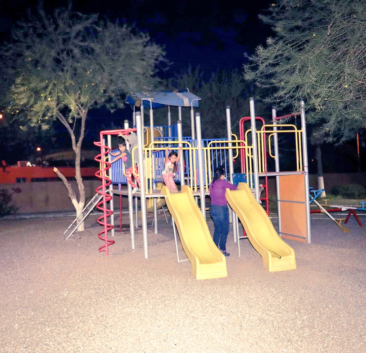 MaloroAcosta's tweet photo. La recuperación de espacios públicos para nuestros hijos es fundamental en la prevención del delito; por eso iluminamos el Parque de la Col. Buenavista en donde a partir de hoy podrán disfrutar de este espacio. #HermosilloIluminado https://t.co/Bb1znJlHzq