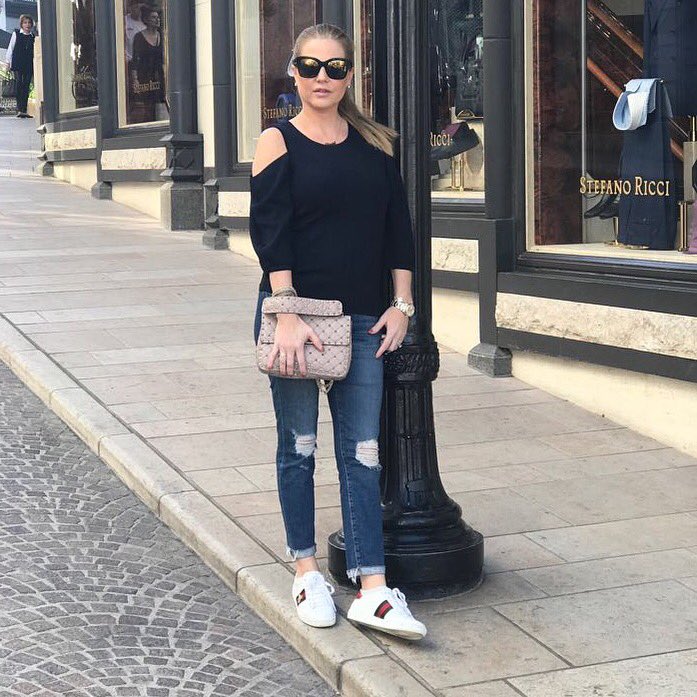 DualistikLife's tweet photo. Styling is about creativity!🤹‍♀️🔴TIP: Hold your handbag in different ways to turn your whole outfit around.〰 👝Sostén tu bolso de diferentes maneras para darle vuelta a tu atuendo. 〰A&amp;K https://t.co/DuYrhxYvqp