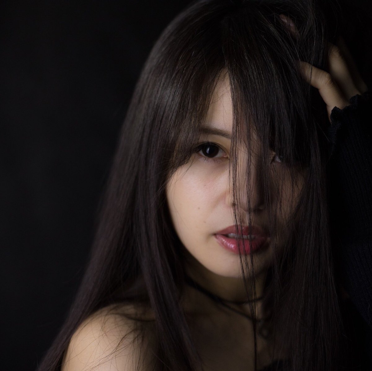 ひろし 毎日眠い Twitter Da まおちゃん Twitter未公開画像 Vol 2 ポートレート撮影 黒バック 赤いルージュ 乱れ髪 ファインダー越の私の世界 写真好きな人と繋がりたい