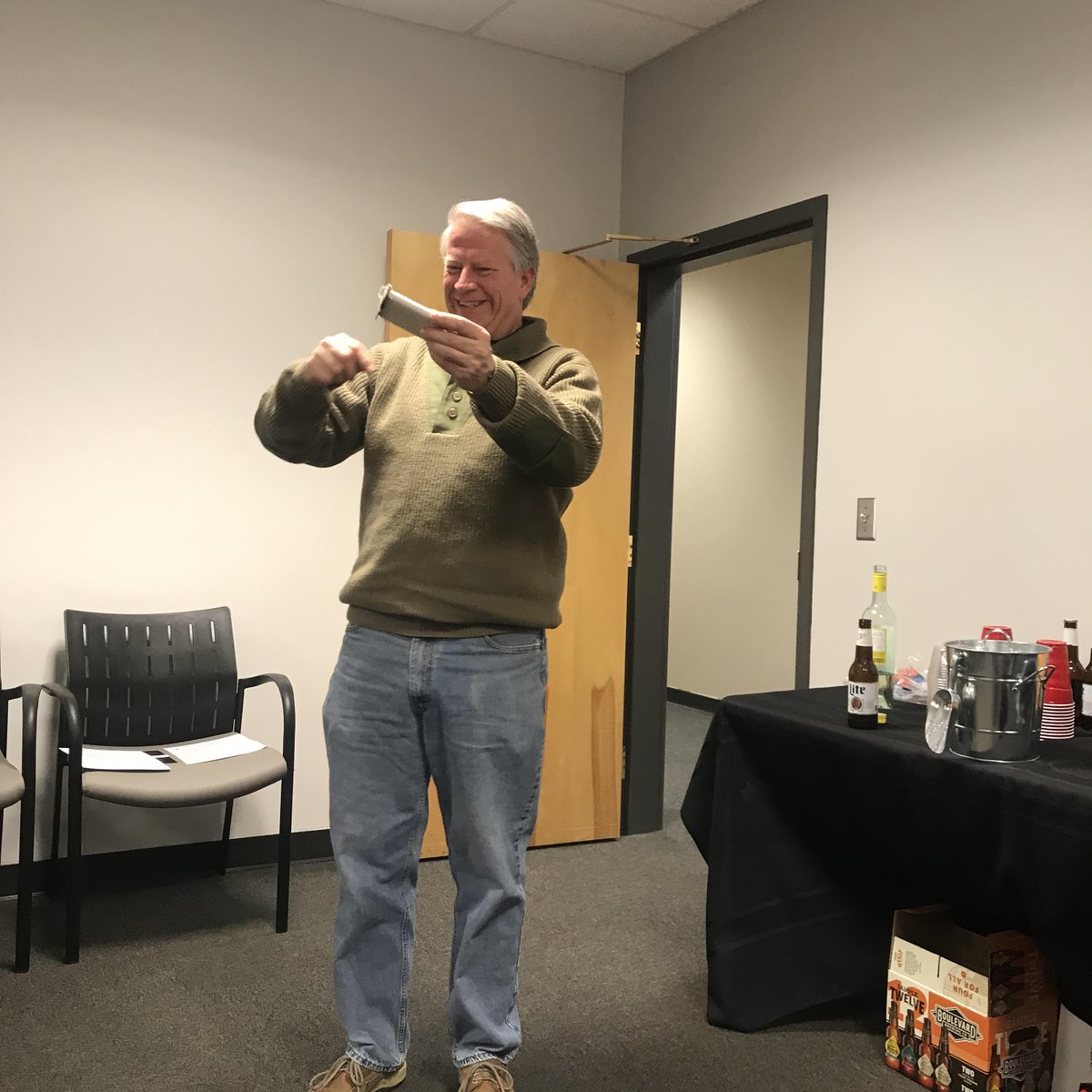 MarathonMasters's tweet photo. What happens when you cross a group of Toastmasters with kitchen utensils?
Table Topics, of course!
Join us at MarathonMasters Toastmasters @MarathonMasters on Thursdays, 12 noon - 1pm, at YRC Headquarters, 10990 Roe, Overland Park, KS.
#MarathonMasters #Toastmasters #speakers https://t.co/WyvHSrzHjA
