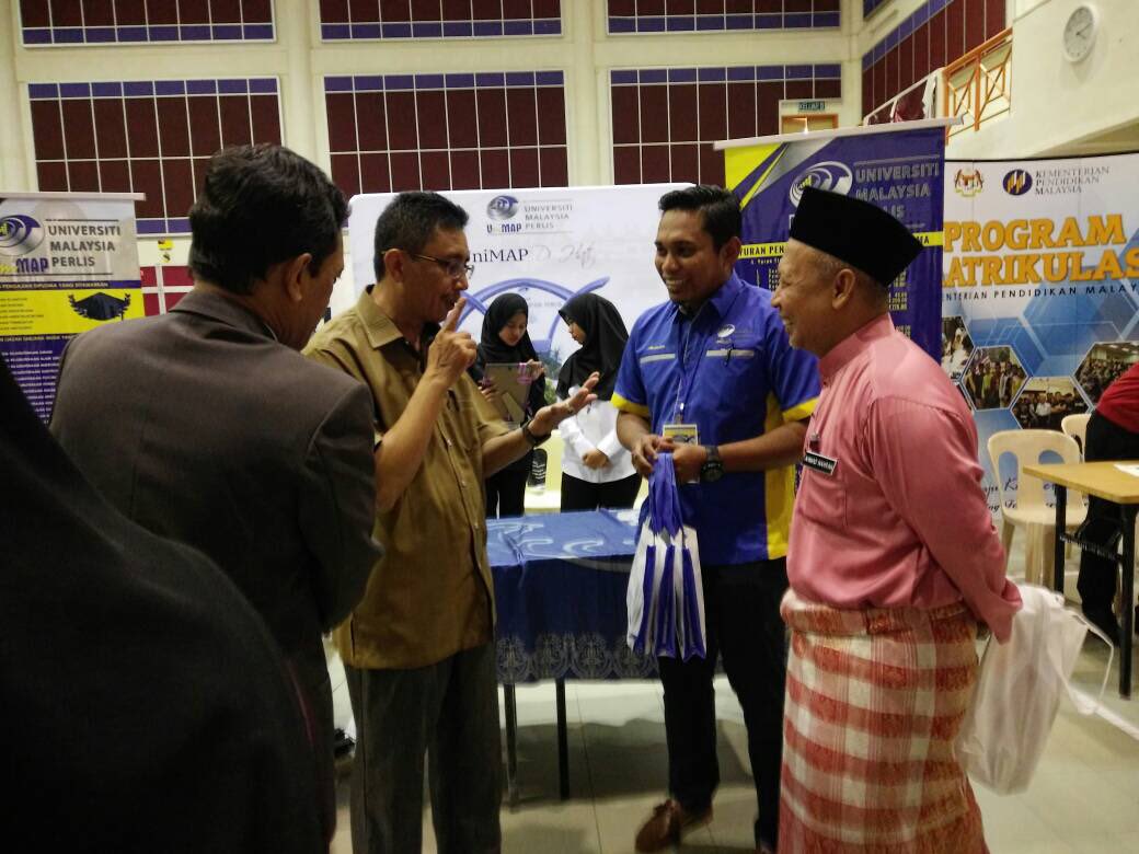 _PERKASE's tweet photo. Settle team promosi ppkSE di pahang βοΈ
Kepada lepasan diploma/matrikulasi/stpm jangan lupa senaraikan rk23-sistem elektrik unimap sebagai pilihan pertama upu π
Jumpa di unimap ππ»ββοΈ..jom masuk uniMAP !
#unimap #ppkse #perkaSE #jommasukuniMAP #ppksemantap #SEnation https://t.co/FusjTOLQUh