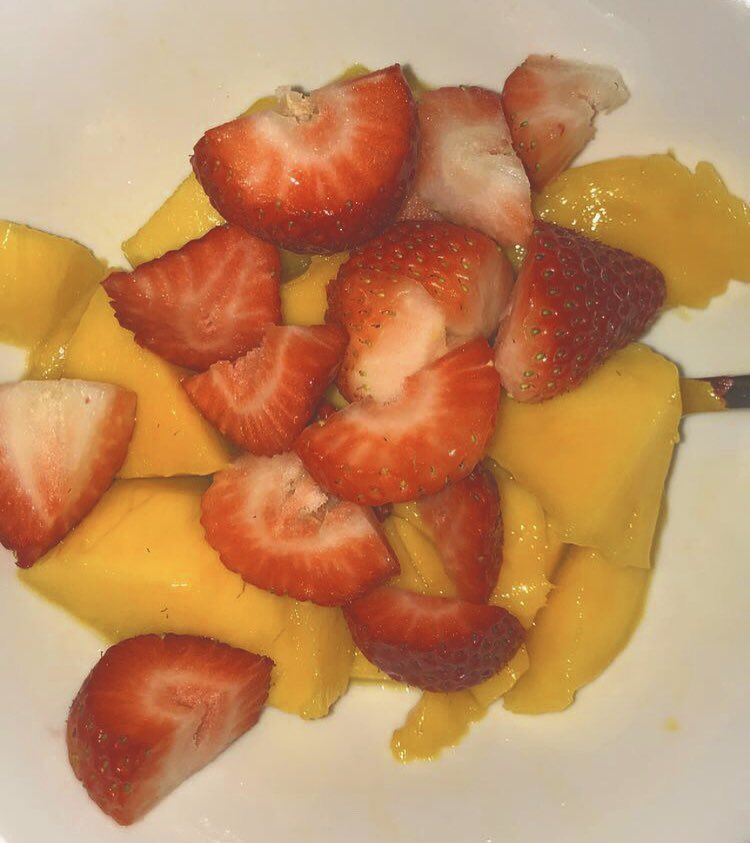 GoldenBasket_'s tweet photo. Let’s mango-a-go-go to the fruit market! Found these mangoes and strawberries at our local farmer’s market 🤤 maybe they’ll inspire a new smoothie recipe? You’ll have to wait to find out! 🤭🍓 #organic #fresh #fruit #mango #strawberry #fruitsalad #farmersmarket #yum #eatgolden https://t.co/H8Vxy4Sldn