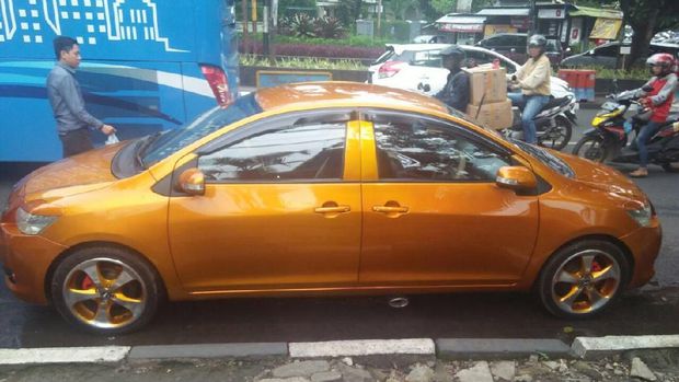 infobdg's tweet photo. Tak Laik Jalan, Mobil Bermuka Dua Ditilang Polisi https://t.co/180qlU7g9t #infoBDG https://t.co/dvEQcFqSfh