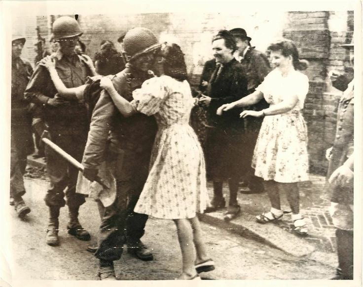POTUSfdr19333's tweet photo. Paris is free! #liberation https://t.co/RSMPK8InXp