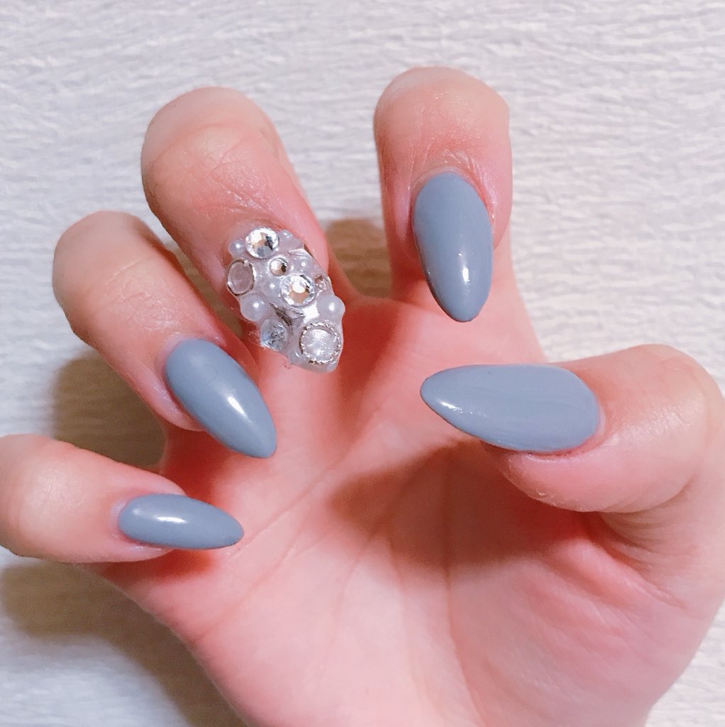 chisa_NAIL's tweet photo. NAILしたの載せてなかった😳
前よりちょっと長めに💅

#nail 
#セルフネイル 
#スカルプチュア 
#長さ出し 
#グレー 
#キラキラ https://t.co/TNogm93Lnv