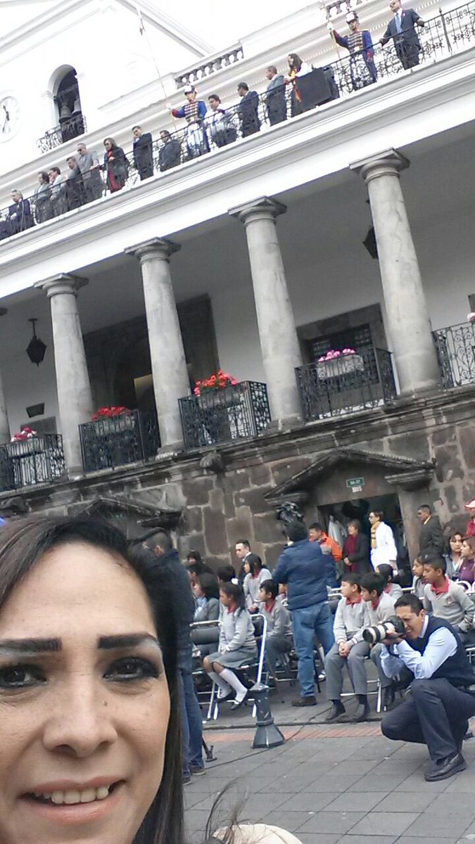 consocialec's tweet photo. @consocialec diciendo presente!! en el #RelevodeGuardia con su directora @ketty_pazmino @suenosenguerra @Lenin @marialevicuna #ConConcienciaTodoSi https://t.co/szeQ46vw1t